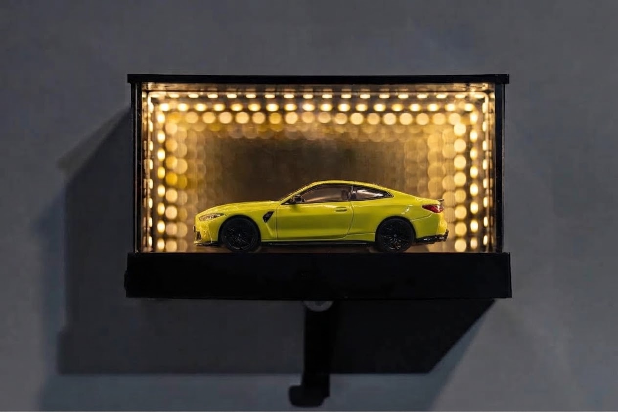 Vitrine allumée au mur avec une miniature dans le tunnel de LED